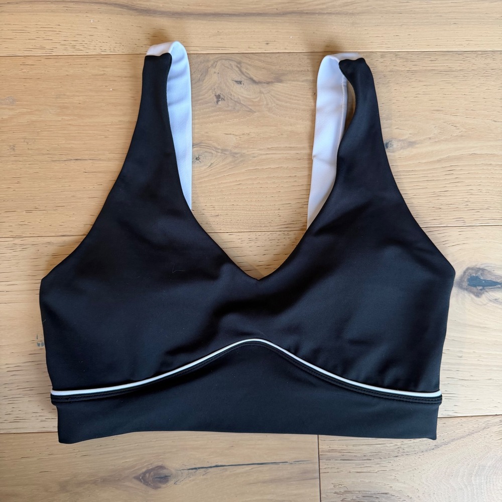 Wilo The Label Black White Contrast V-Neck Sports Bra Size M